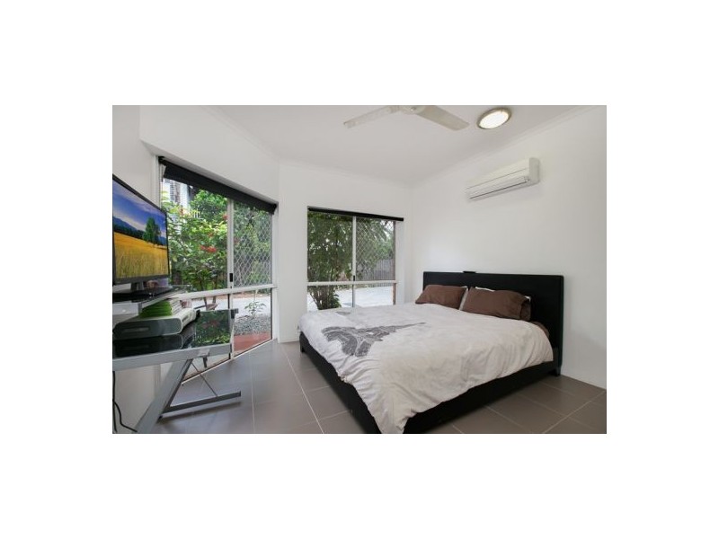 2/111 Callaghan Street, Mooroobool QLD 4870