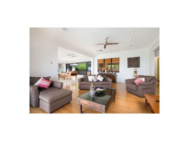 9 Hussar Close, Kanimbla QLD 4870