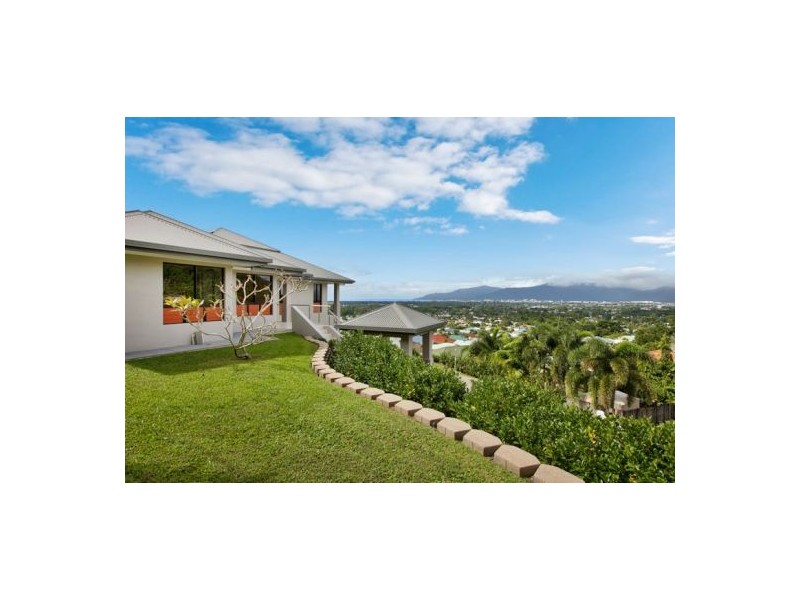 9 Hussar Close, Kanimbla QLD 4870