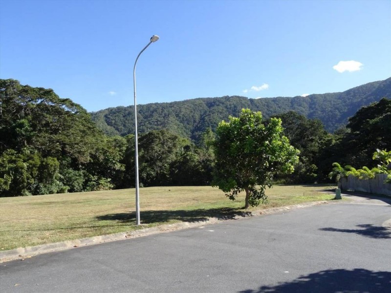 4 Latania Close, Palm Cove QLD 4879