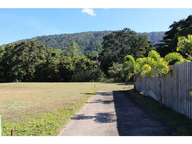 4 Latania Close, Palm Cove QLD 4879
