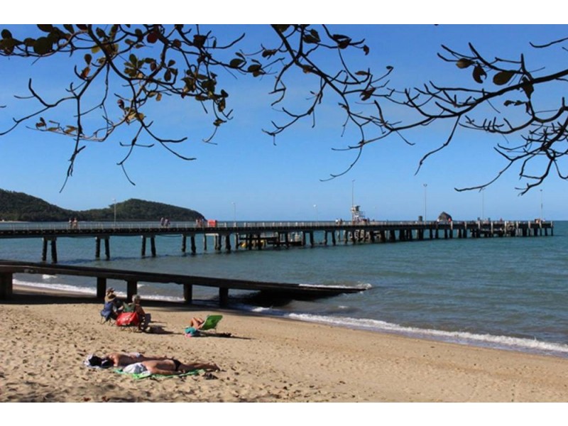 4 Latania Close, Palm Cove QLD 4879