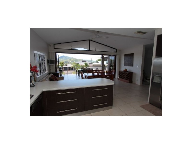 8 Abington Close, Redlynch QLD 4870
