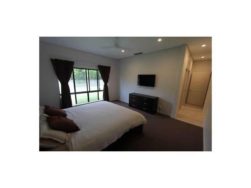 8 Abington Close, Redlynch QLD 4870
