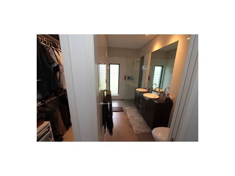 8 Abington Close, Redlynch QLD 4870