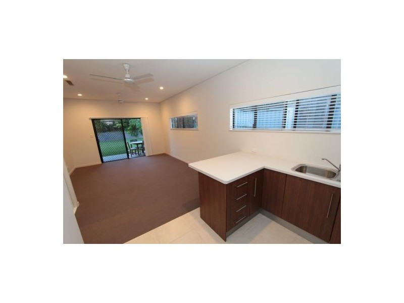 8 Abington Close, Redlynch QLD 4870