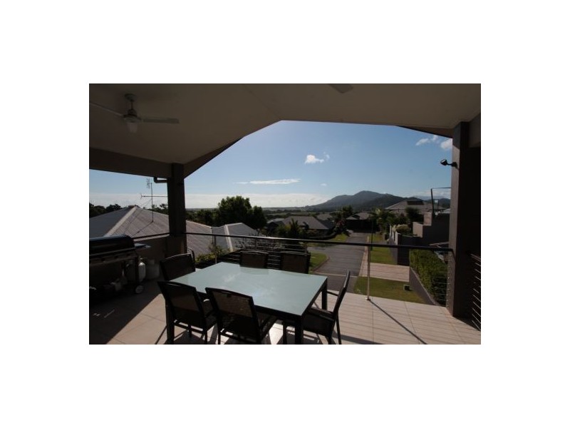 8 Abington Close, Redlynch QLD 4870