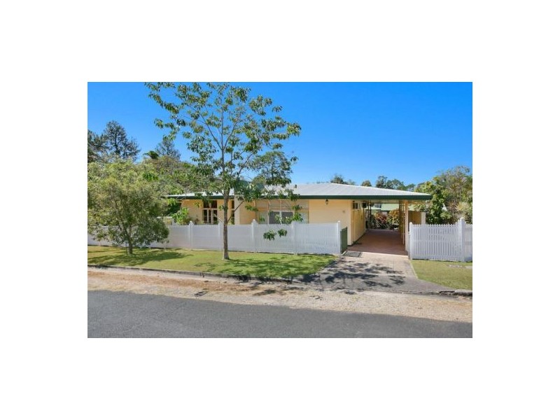 16 McHugh Crescent, Whitfield QLD 4870