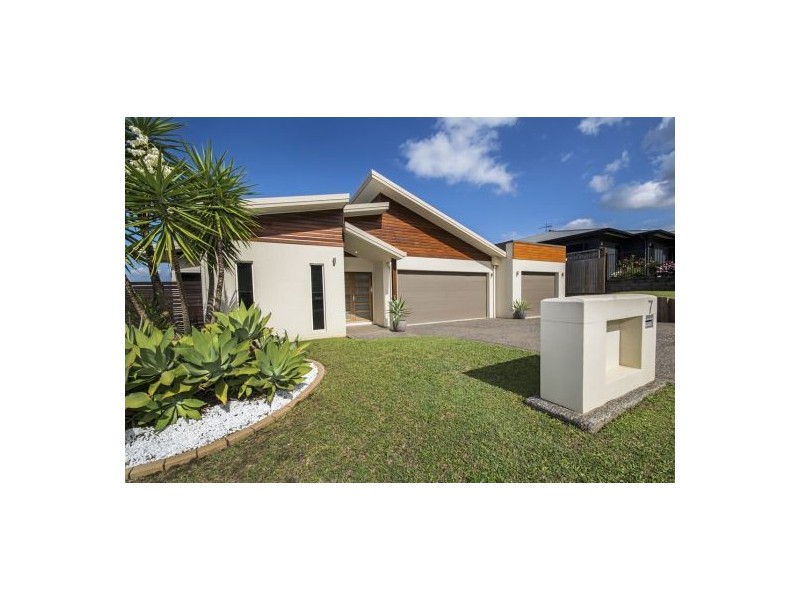 7 Emperor St, Kanimbla QLD 4870
