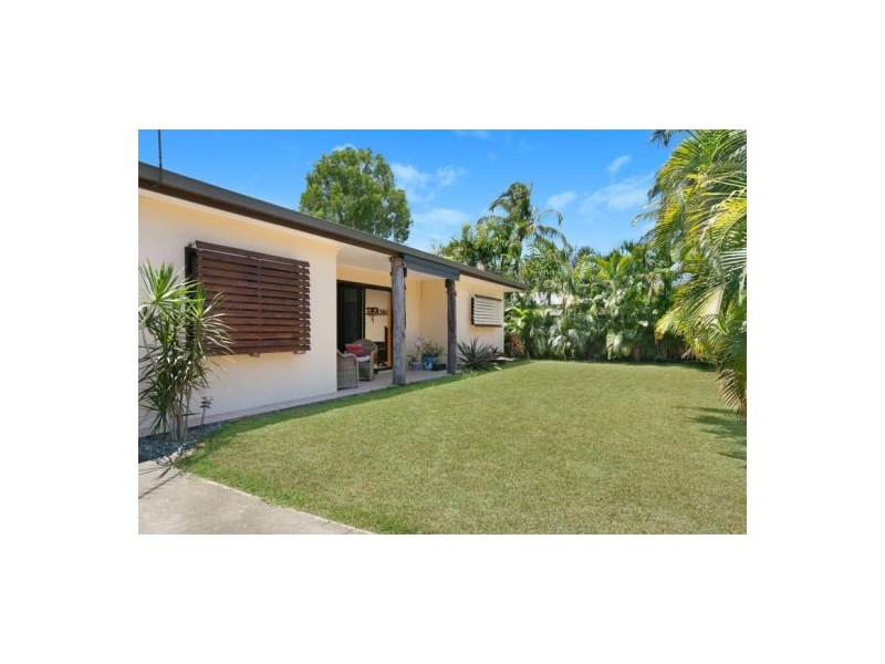 5 Ash St, Holloways Beach QLD 4878