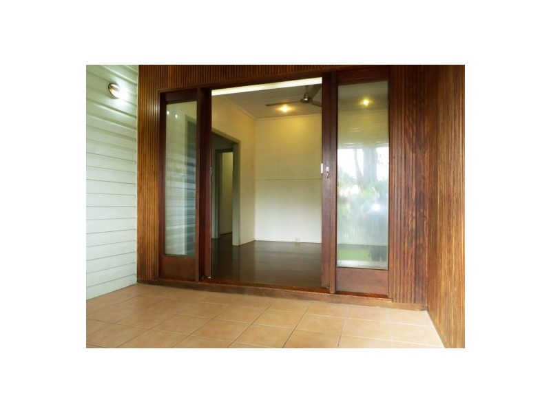 37 Collinson Street, Westcourt QLD 4870