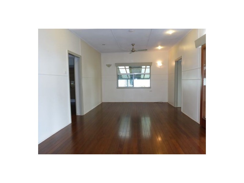 37 Collinson Street, Westcourt QLD 4870