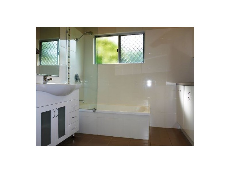 37 Collinson Street, Westcourt QLD 4870