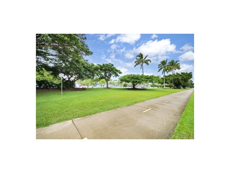 18/275 The Esplanade, Cairns North QLD 4870