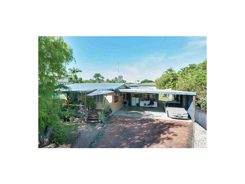 9 Perkins Street, Manoora QLD 4870