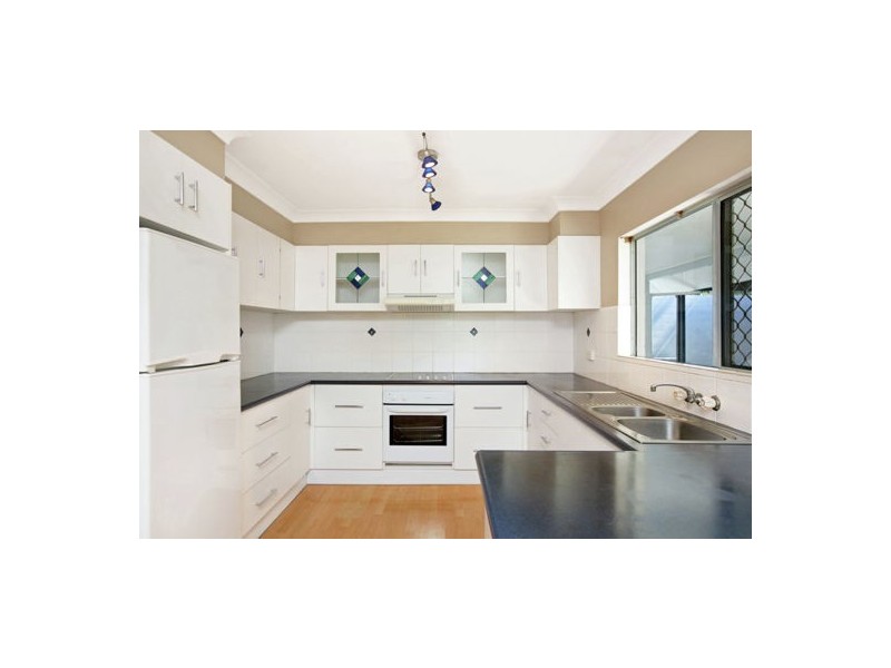 7 Ivy Close, Mooroobool QLD 4870