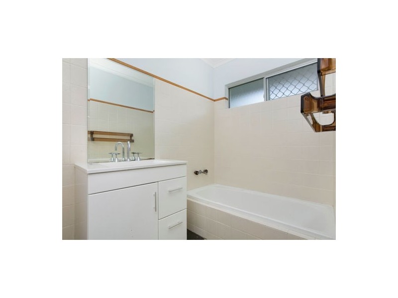 7 Ivy Close, Mooroobool QLD 4870