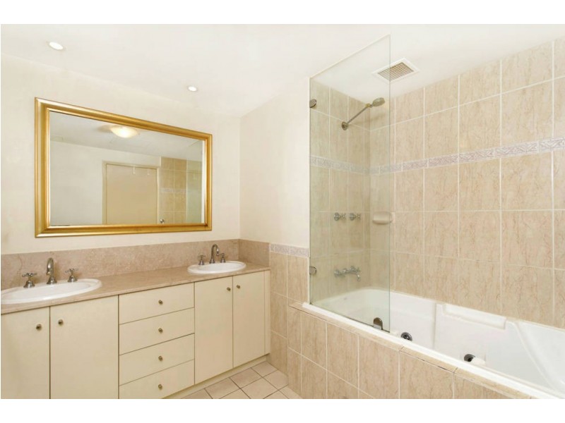 816/2 Greenslopes Street, Cairns North QLD 4870