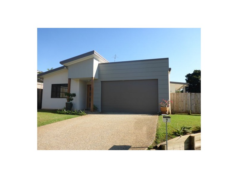 7 Henrietta Place, Mooroobool QLD 4870