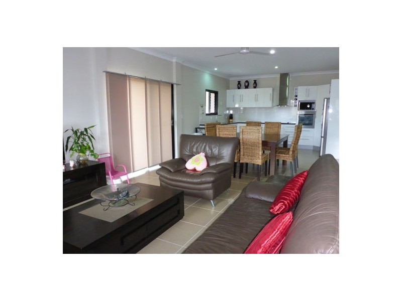 7 Henrietta Place, Mooroobool QLD 4870