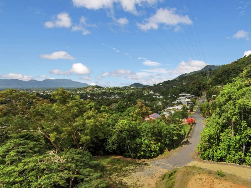 7 Julian Close, Mooroobool QLD 4870