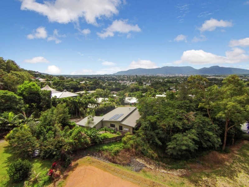 7 Julian Close, Mooroobool QLD 4870