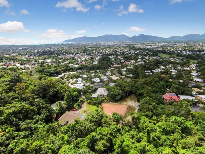 7 Julian Close, Mooroobool QLD 4870