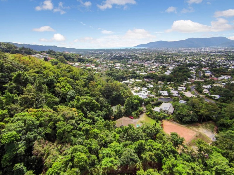 7 Julian Close, Mooroobool QLD 4870