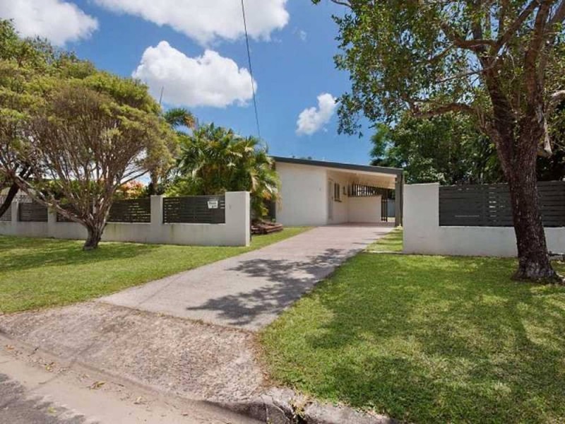 2 Denman Close, Manoora QLD 4870