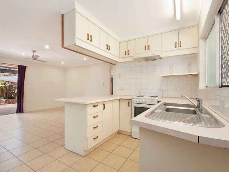 2 Denman Close, Manoora QLD 4870