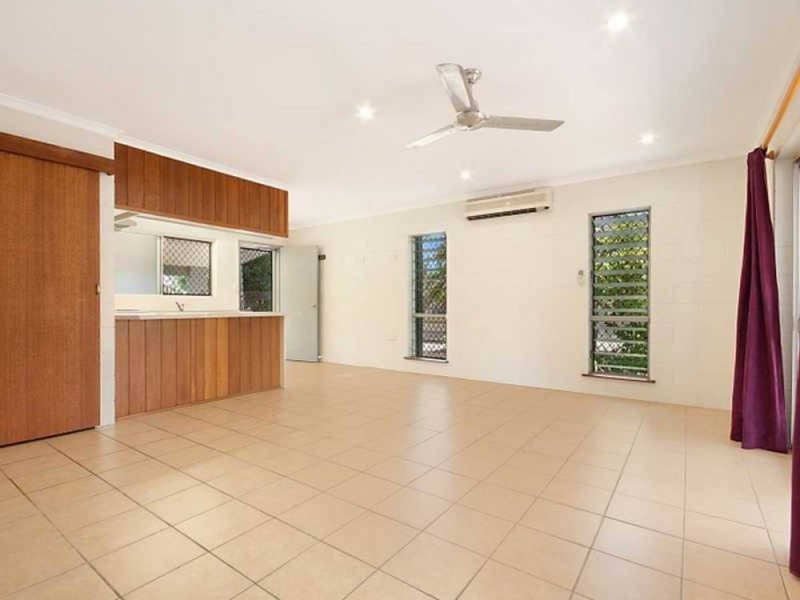 2 Denman Close, Manoora QLD 4870