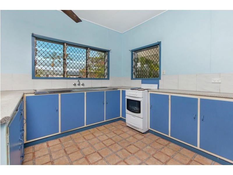 14 West Street, Manunda QLD 4870