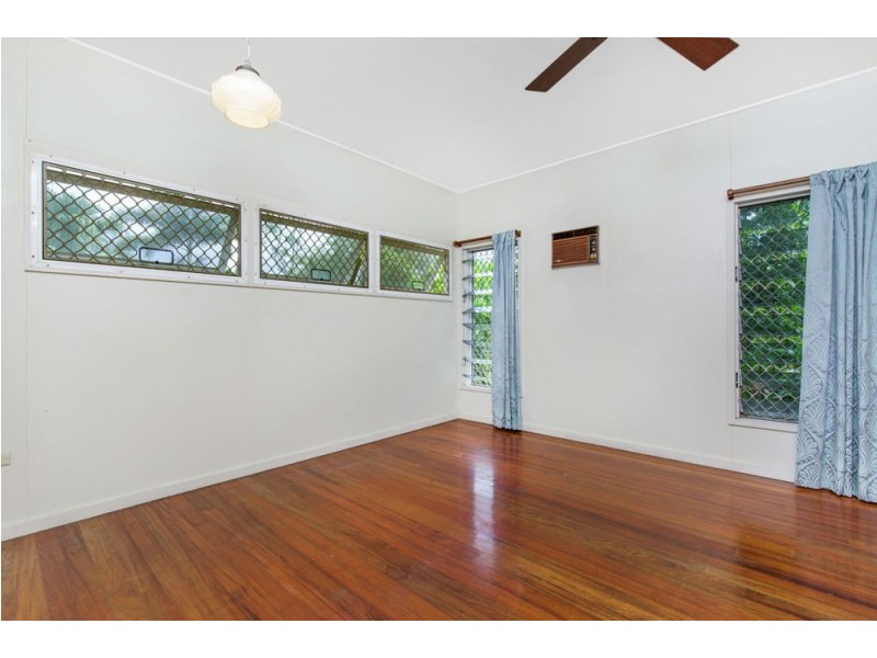 14 West Street, Manunda QLD 4870
