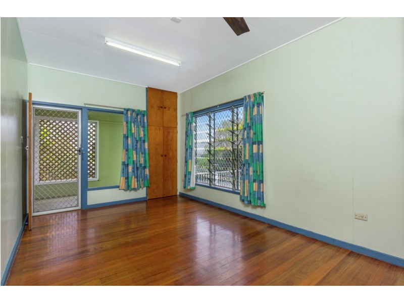 14 West Street, Manunda QLD 4870