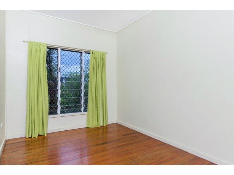 14 West Street, Manunda QLD 4870