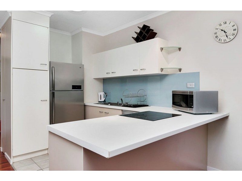 37/327 Lake Street, Cairns North QLD 4870