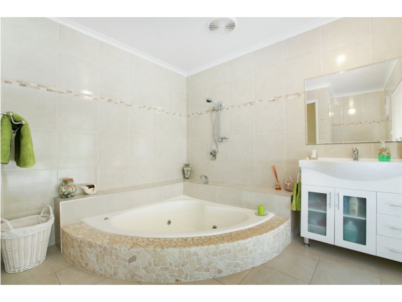 2 Adam Drive, Brinsmead QLD 4870