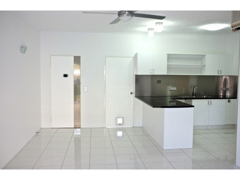 12/327 Lake Street, Cairns North QLD 4870