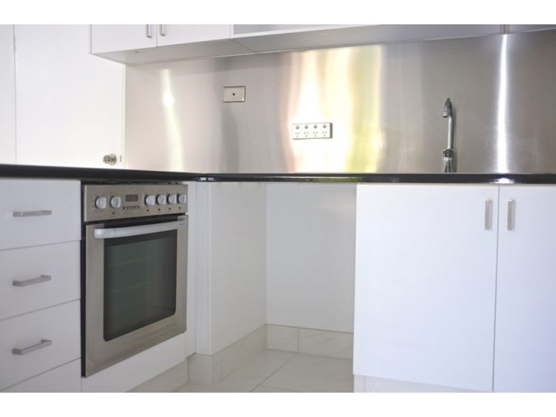 12/327 Lake Street, Cairns North QLD 4870