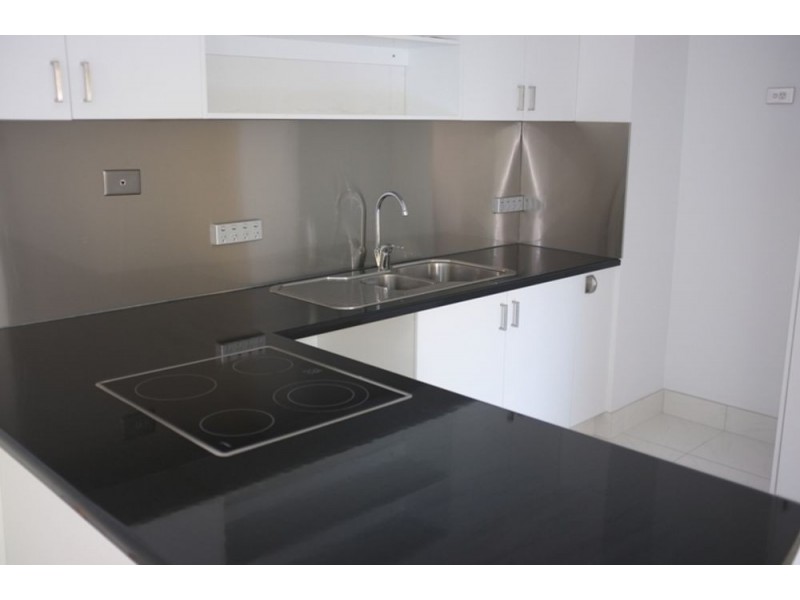 12/327 Lake Street, Cairns North QLD 4870