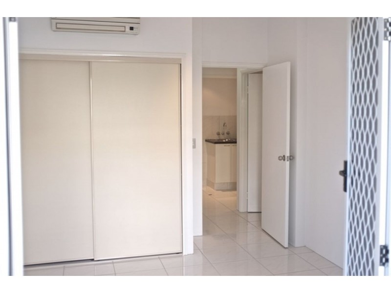 12/327 Lake Street, Cairns North QLD 4870