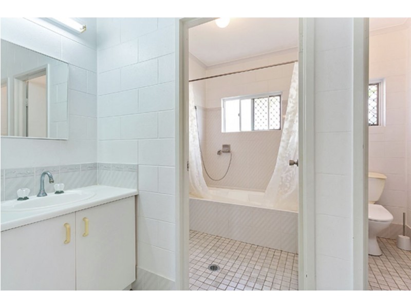 18 Kangaroo Street, Bentley Park QLD 4869