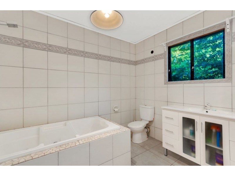 8 Sandwich Street, Kamerunga QLD 4870