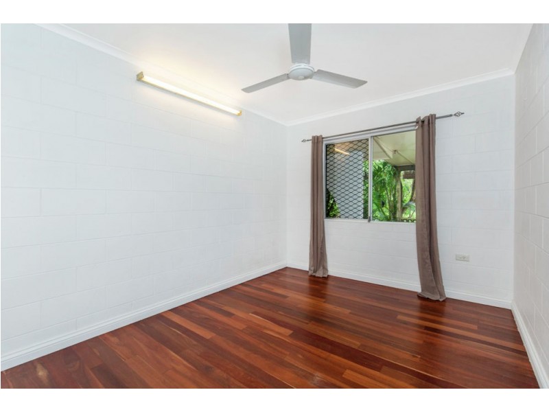 8 Bremner Street, Mooroobool QLD 4870