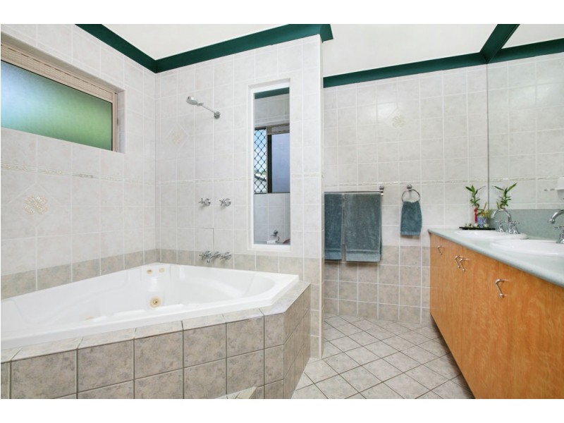2 Spowatt Close, Kanimbla QLD 4870