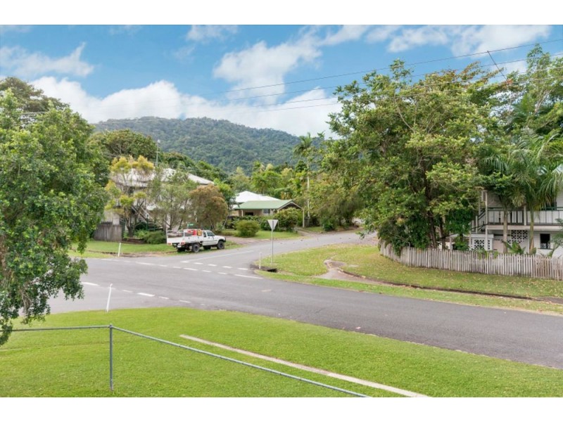 1 Gummow Close, Whitfield QLD 4870