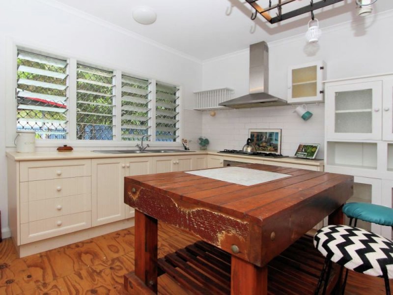 70 Tucker Street, Machans Beach QLD 4878