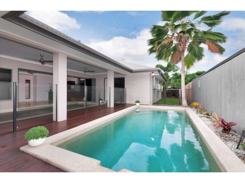 6 SAVAII CLOSE, Palm Cove QLD 4879