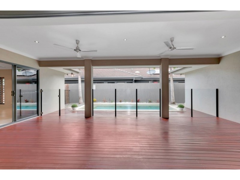 6 SAVAII CLOSE, Palm Cove QLD 4879