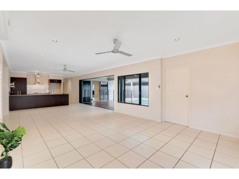 6 SAVAII CLOSE, Palm Cove QLD 4879